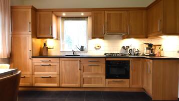 Een koelkast, een kookplaat, een vaatwasser