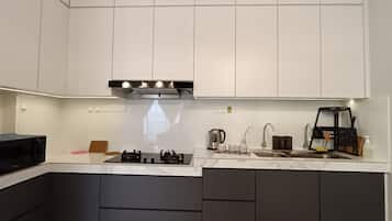 Apartment | Shared kitchen | Fridge, microwave, electric kettle, cookware/dishes/utensils