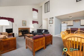 Fernseher, Kamin, DVD-Player