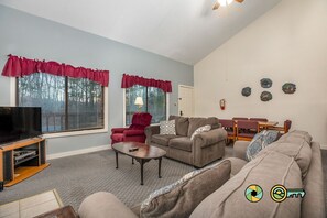 Tv, eldstad och dvd-spelare