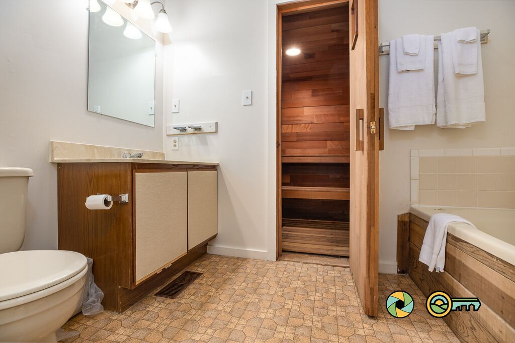 Een douche, een bubbelbad, handdoeken, toiletpapier