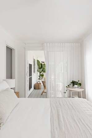 5 bedrooms, iron/ironing board, WiFi, bed sheets - The Cali Jervis Bay (Vincentia)