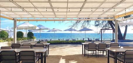 Outdoor dining. The Wave