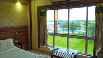 Desk, free WiFi, bed sheets