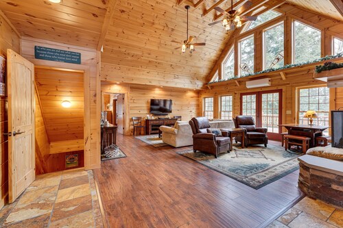 Hot Tub & Dock: Waterfront Cabin in Old Forge!