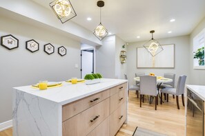 Dining - Stylish Chicago Retreat: Walk to Loyola University (Chicago)