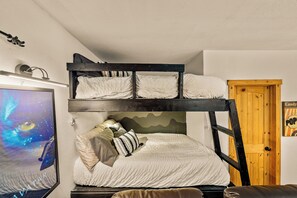 5 chambres, bureau, fer et planche à repasser, lit parapluie