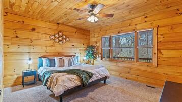 5 habitaciones, escritorio y tabla de planchar con plancha