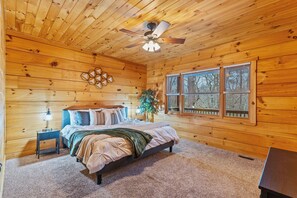 5 slaapkamers, een bureau, een strijkplank/strijkijzer, reisbedje