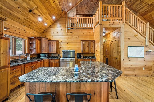 Secluded Cabin|5600 sq ft|Hottub|Theatre|2 Mi DT