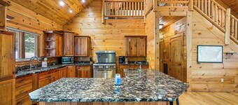 Secluded Cabin|5600 sq ft|Hottub|Theatre|2 Mi DT