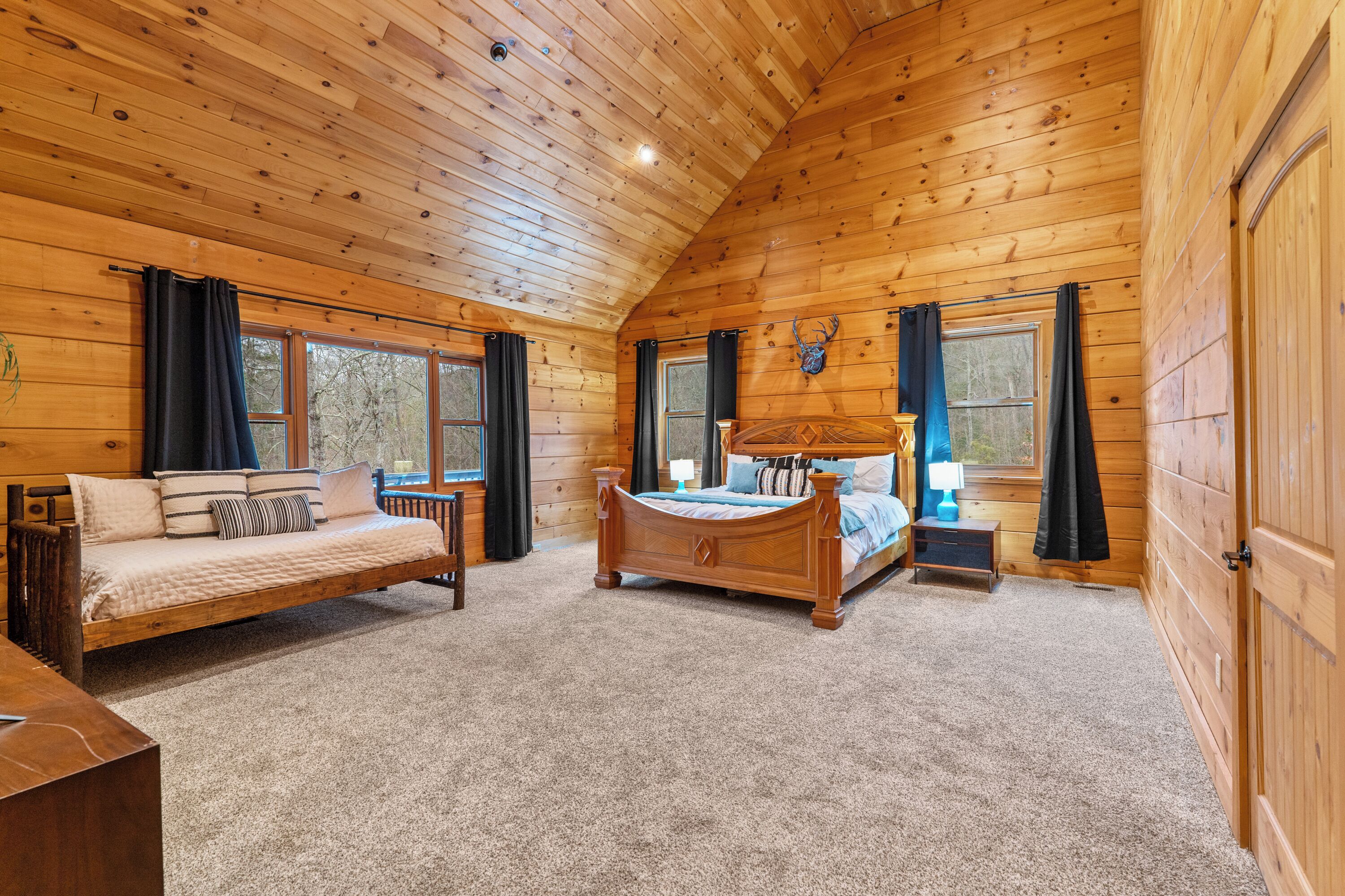 5 bedrooms, desk, iron/ironing board, travel crib