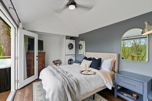 1 bedroom, iron/ironing board, travel crib, free WiFi - New Tiny Home W/Mountain Views (Weaverville)