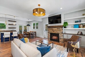 Smart TV, chimenea, videojuegos y libros