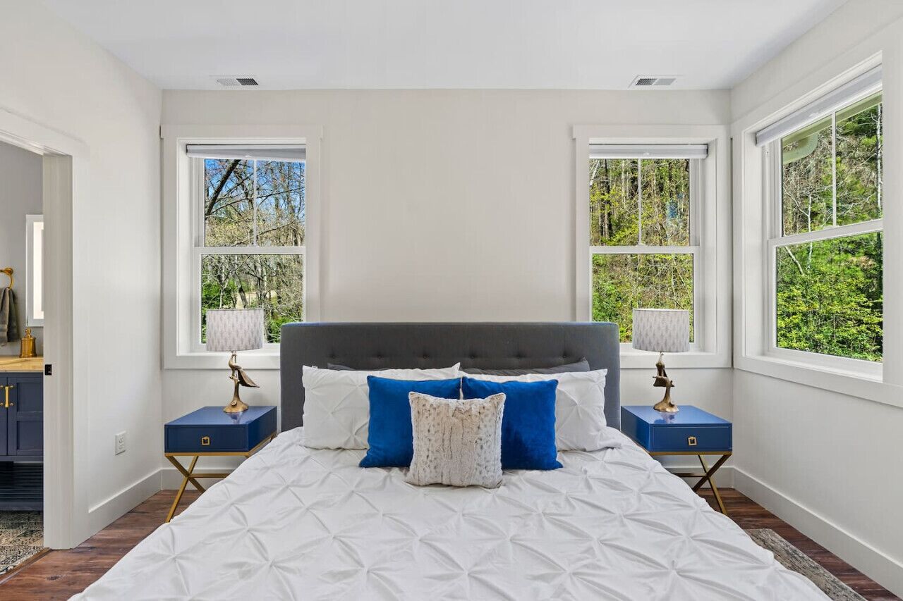 3 slaapkamers, een bureau, een strijkplank/strijkijzer, reisbedje