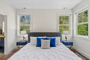 3 sovrum, skrivbord, strykjärn/strykbräda och resesäng