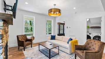 Een smart-tv, een open haard, videogames en boeken