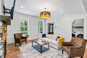 Smart TV, chimenea, videojuegos y libros 