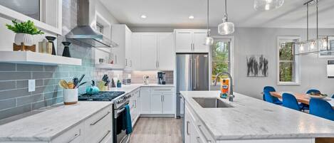 Kylskåp, mikrovågsugn, ugn och spishäll