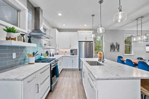 Fridge, microwave, oven, stovetop - Golf Course~Hottub~Putt Putt~Pool~Lake~DT BlK MTN (Black Mountain)