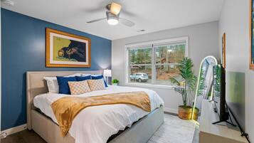 3 bedrooms, desk, travel crib, free WiFi