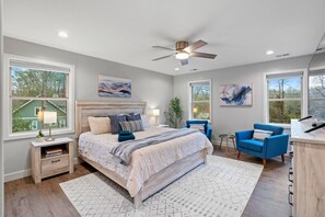 3 bedrooms, desk, travel cot, free WiFi - Golf Course~Hottub~Putt Putt~Pool~Lake~DT BlK MTN (Black Mountain)