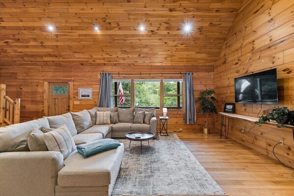 TV, video games, ping pong - Comfy Cabin w/ Hot Tub, 5 min to Dwntwn BlkMnt (Black Mountain)