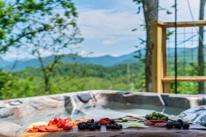 Outdoor spa tub - Newly Renovated Mountain Retreat (Weaverville)