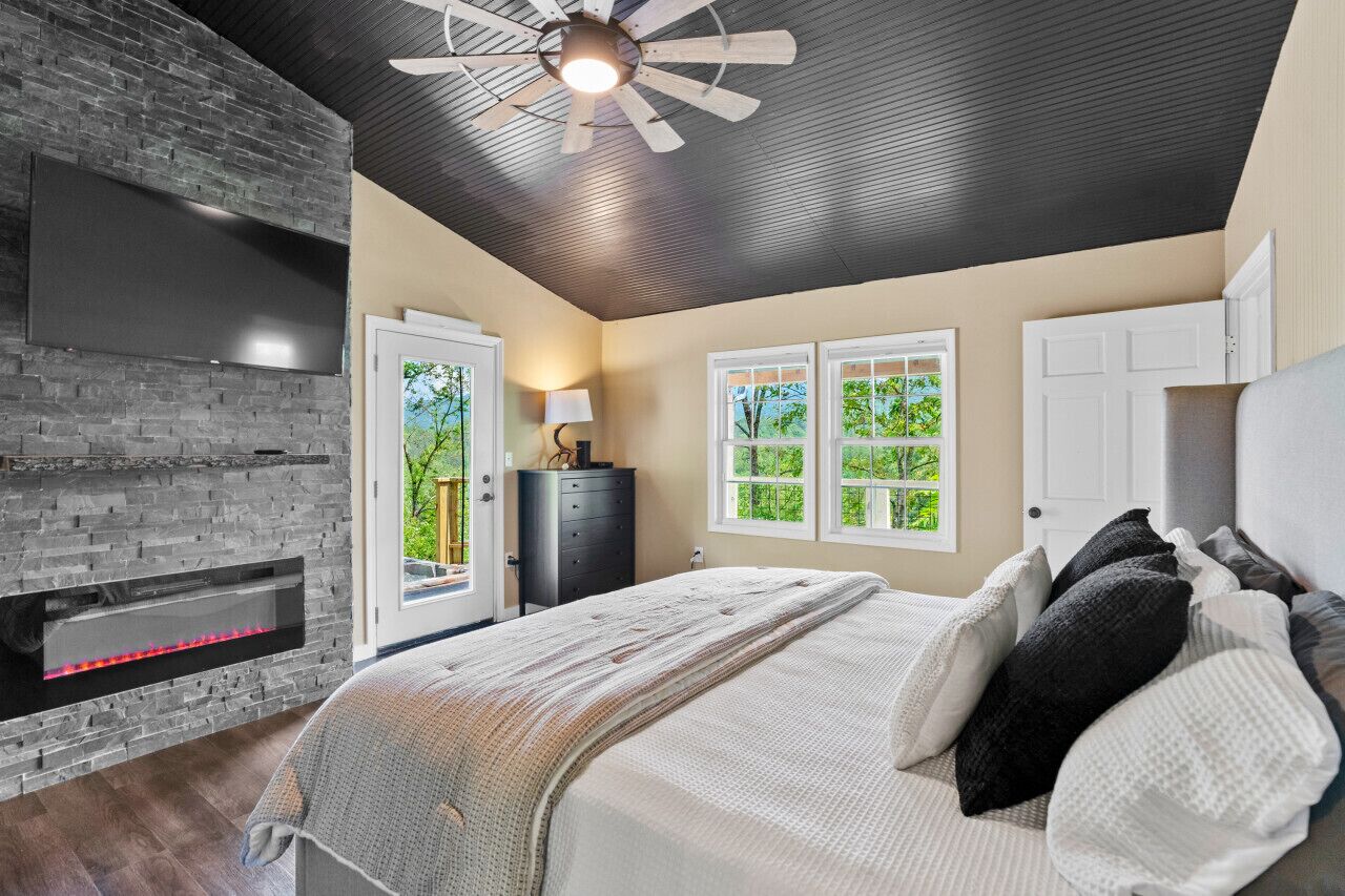 2 quartos, ferros/tábuas de passar roupa, berço de viagem