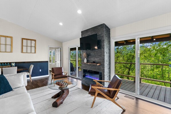 スマートテレビ、暖炉、テレビゲーム、書庫