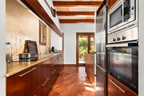 Kühlschrank, Mikrowelle, Ofen, Geschirrspüler