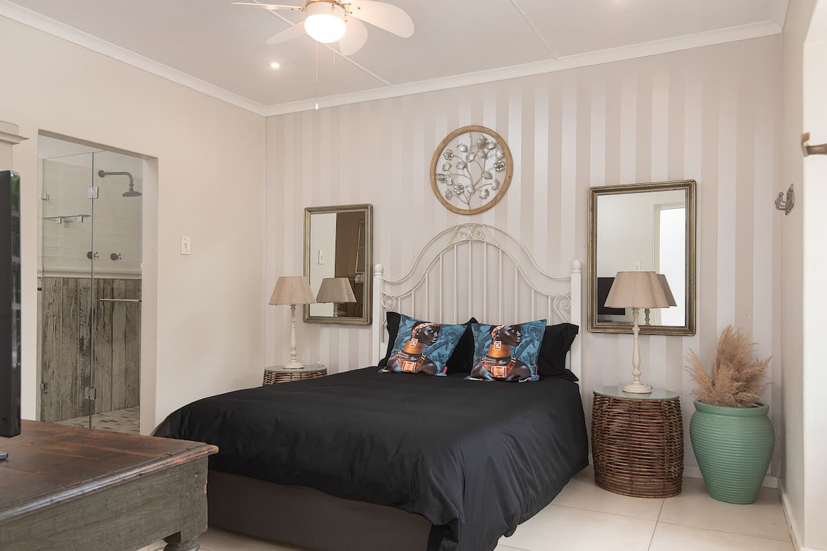 1 bedroom, Egyptian cotton sheets, premium bedding, down duvets