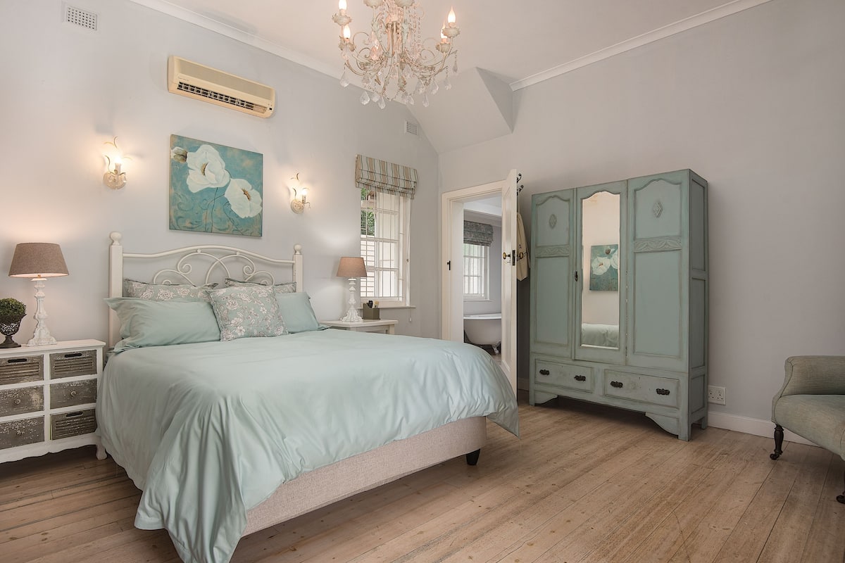 1 bedroom, Egyptian cotton sheets, premium bedding, down duvets