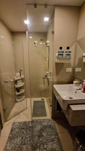 Douche, bidet, serviettes fournies, savon