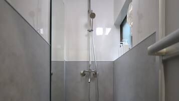 Biệt thự | Phòng tắm | Buồng tắm vòi sen, máy sấy tóc, khăn tắm