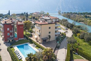 Seasonal outdoor pool - Bike And Wind Hotel Villa Maria (Nago-Torbole)