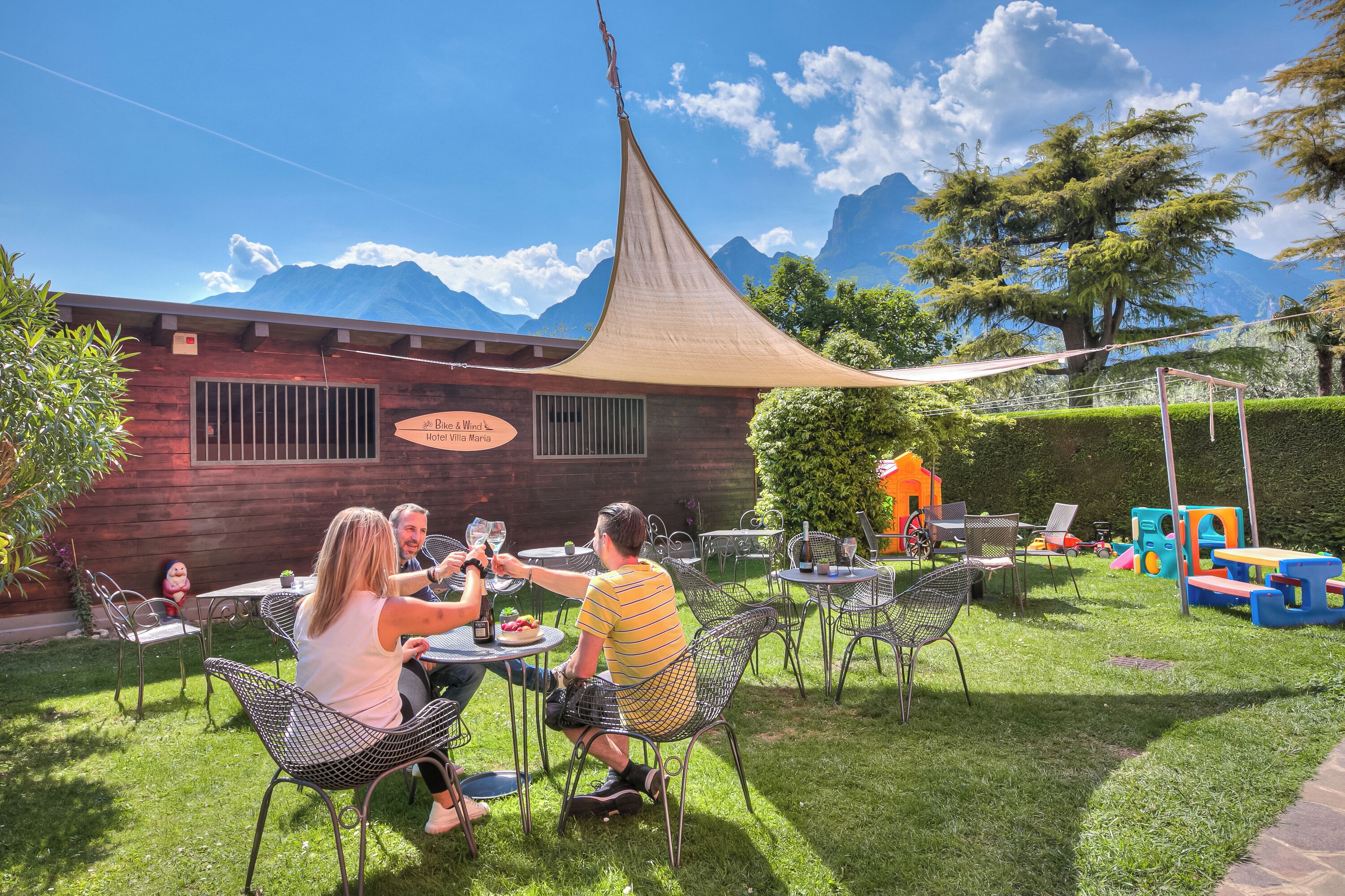 รับประทานอาหารกลางแจ้ง