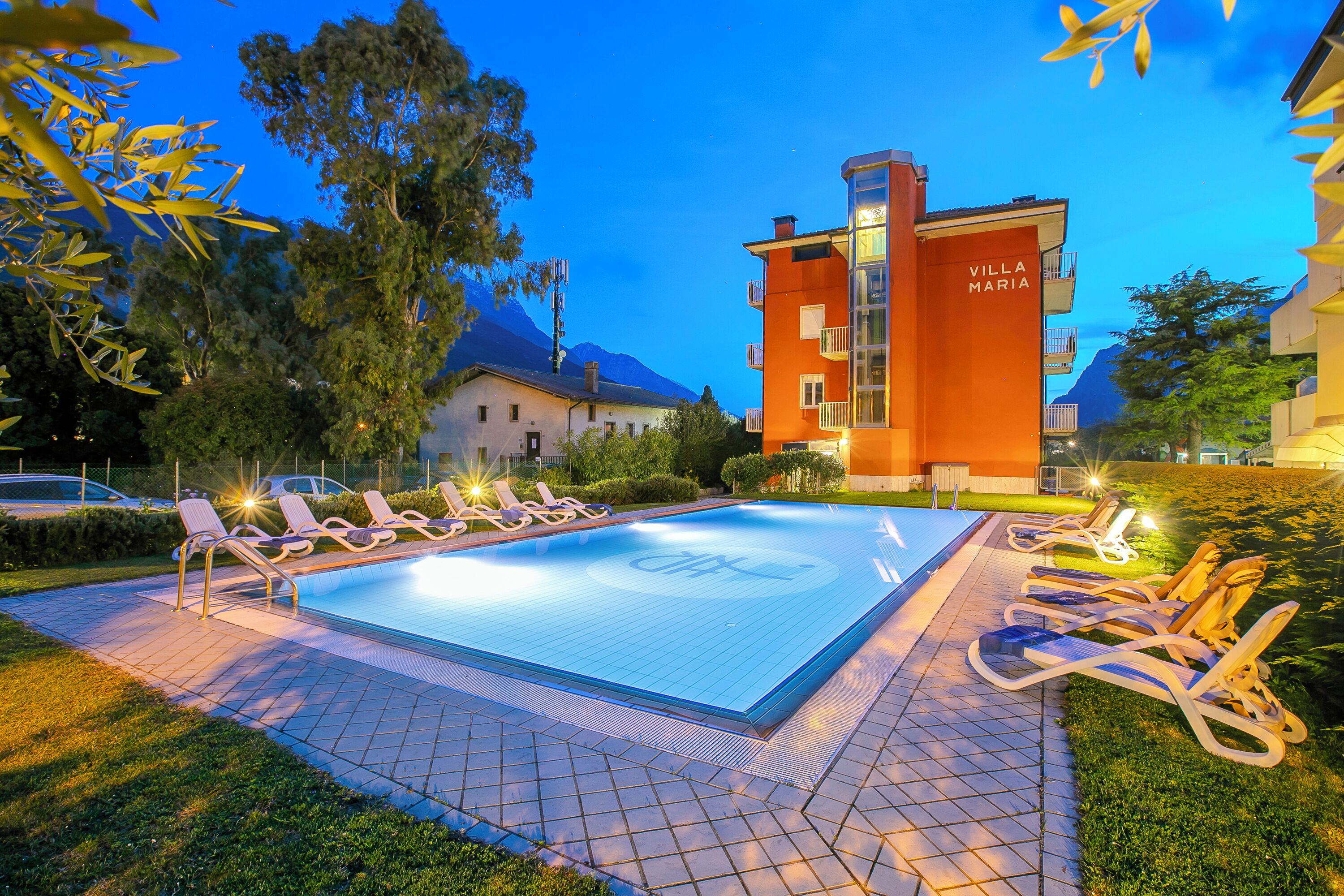 Una piscina al aire libre de temporada