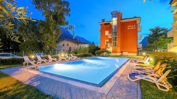 Una piscina al aire libre de temporada