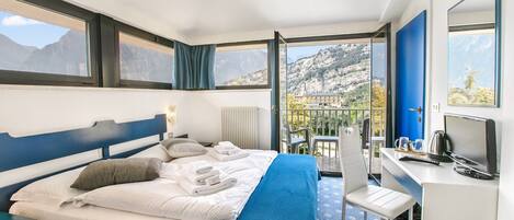 Familiekamer, meerdere slaapkamers (Bike & Wind Hotel Villa Maria 19) | 1 slaapkamer, een kluis op de kamer, een bureau, gratis wifi