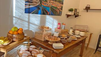 Refrigerador, tetera/pava eléctrica, utensilios de cocina