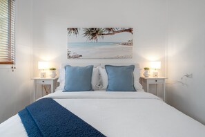 7 makuuhuonetta, työpöytä, silitysrauta/-lauta, vauvan matkasänky