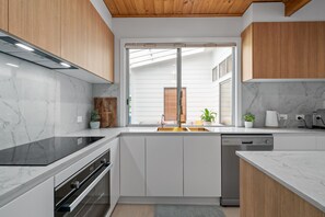 Jääkaappi, mikroaaltouuni, uuni, liesi