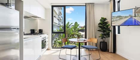 Refrigerador, microondas, horno, placa de cocina