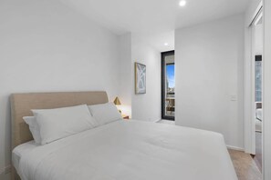 1 bedroom, desk, iron/ironing board, WiFi - Impeccably Modern 1-Bed with Incredible City Views (Southbank)