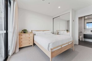 1 habitación, escritorio, tabla de planchar con plancha y wifi 