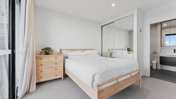 1 bedroom, desk, iron/ironing board, WiFi