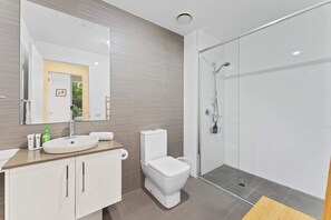 Douche, sèche-cheveux, serviettes fournies, shampoing