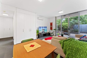 TV - Tranquil 1-Bed Apartment with Courtyard, Pool, BBQ (Phillip)