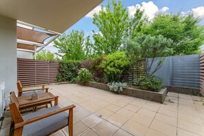 Terrace/patio - Tranquil 1-Bed Apartment with Courtyard, Pool, BBQ (Phillip)